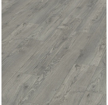 Detailný pohľad na položené laminátové podlahové dosky so vzhľadom dreva