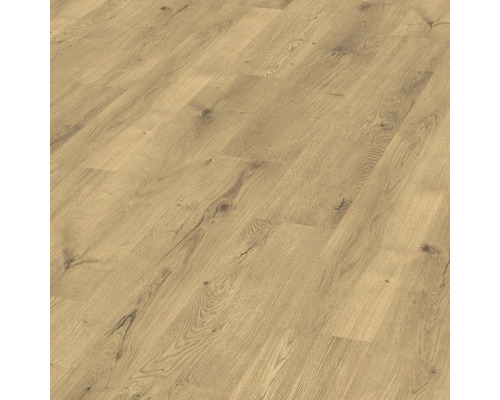 Podlaha zo svetlej laminátovej podlahy s dreveným vzhľadom