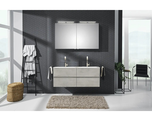 Svetlá kúpeľňa s umývadlovou skrinkou, zrkadlovou skrinkou, rebríkom na uteráky a kobercom