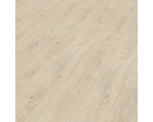 Položená laminátová podlaha so vzhľadom dreva.