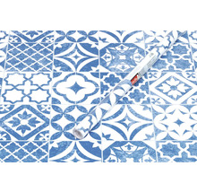 Dekoračná fólia s modro-bielym vzorom dlaždíc a rolka dekoračnej fólie