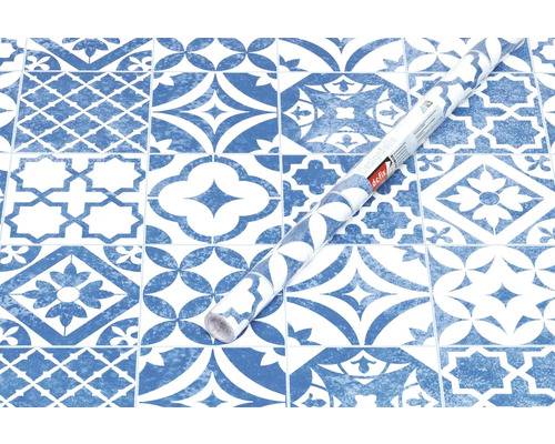 Dekoračná fólia s modro-bielym vzorom dlaždíc a rolka dekoračnej fólie