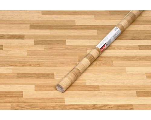 Rolka dizajnovej fólie so vzhľadom dreva na drevenej podlahe