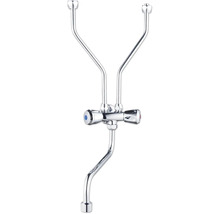 Nástenný výtokový ventil so samostatnými regulátormi pre teplú a studenú vodu