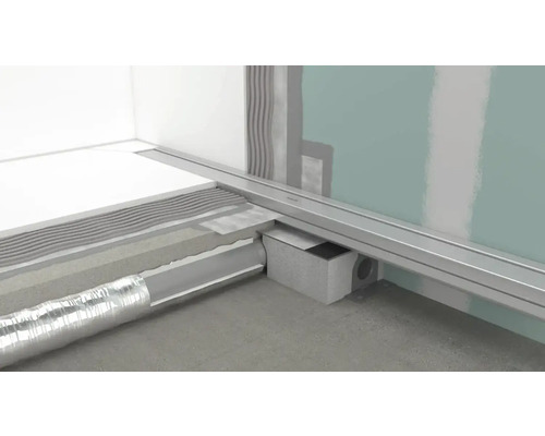 Detailný pohľad na konštrukciu sprchy v úrovni podlahy so sprchovým žľabom, poterom a tesnením