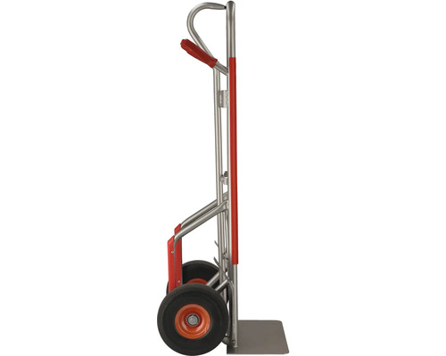 Kolečkový vozík z kovu s kolieskami a držadlami