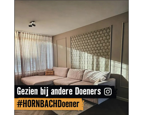 Obývacia izba s rohovou pohovkou, závesmi a stenovými panelmi