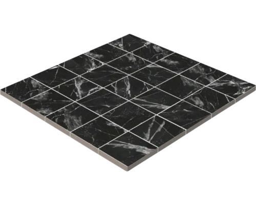 Štvorcová mozaiková dlaždica s mramorovou štruktúrou