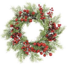 Dekoratívny veniec s bobuľami a vetvami borovíc pre vianočné obdobie