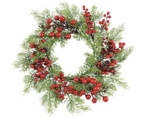 Dekoratívny veniec s bobuľami a vetvami borovíc pre vianočné obdobie