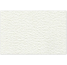 Detail bieleho omietkového povrchu s hrubou textúrou.