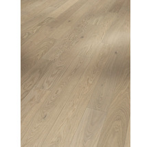 Položená svetlá drevená podlaha v interiéri.