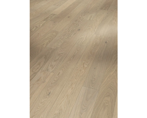 Položená svetlá drevená podlaha v interiéri.