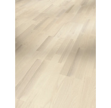 Položená svetlá drevená podlaha