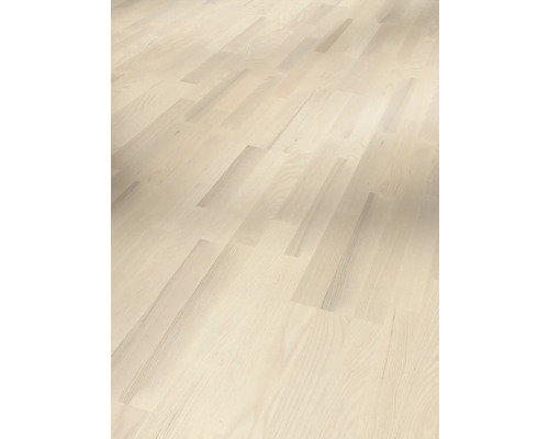 Položená svetlá drevená podlaha