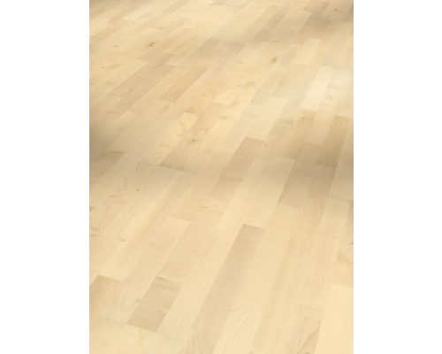 Svetlá drevená podlaha v interiéri