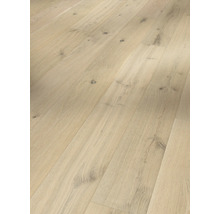 Svetlá dubová parketová podlaha s prírodnou kresbou dreva