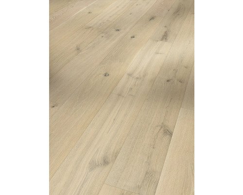 Svetlá dubová parketová podlaha s prírodnou kresbou dreva