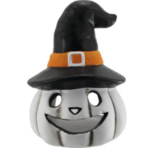 Dekoratívna tekvicová figúrka s čarodejníckym klobúkom na Halloween