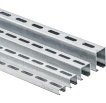 Niekoľko kovových profilových líšt s pozdĺžnymi otvormi
