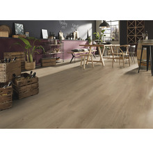 Svetlá drevená podlaha v jedálni s dreveným stolom a debnami na víno