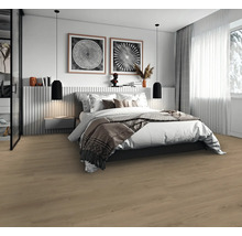 Svetlá spálňa s posteľou, nočným stolíkom, závesnými svietidlami a nástennou dekoráciou