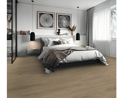 Svetlá spálňa s posteľou, nočným stolíkom, závesnými svietidlami a nástennou dekoráciou