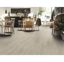 Svetlá podlahová krytina vo svetlej miestnosti so stolmi a stoličkami.