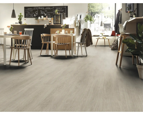 Svetlá podlahová krytina vo svetlej miestnosti so stolmi a stoličkami.