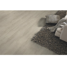 Svetlá podlaha s dreveným vzorom, koberec, vankúš a pohovka pre interiérový dizajn