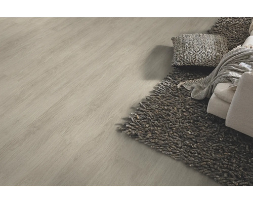 Svetlá podlaha s dreveným vzorom, koberec, vankúš a pohovka pre interiérový dizajn