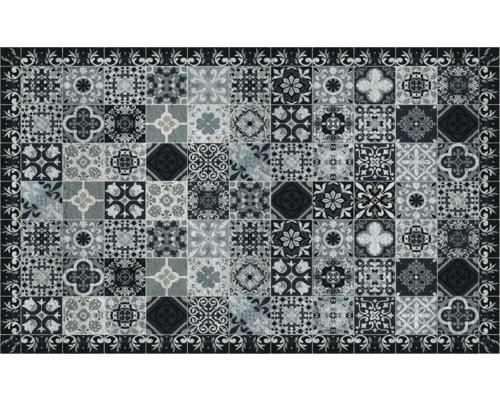 Koberec so vzorom dlaždíc a ozdobným okrajom