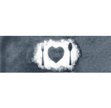 Odtlačok srdca, vidličky a lyžice v múke na pracovnej ploche.