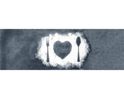 Odtlačok srdca, vidličky a lyžice v múke na pracovnej ploche.