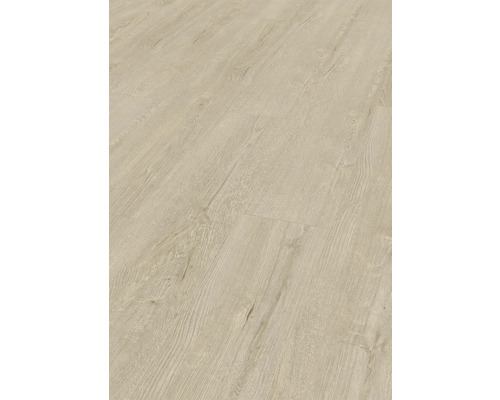 Detail laminátovej podlahy s dreveným vzhľadom.