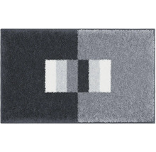 Koberec s geometrickým vzorom v rôznych odtieňoch šedej