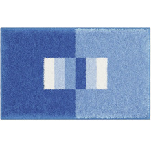 Modrý koberec s geometrickým vzorom
