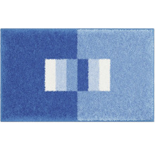 Modrý koberec s geometrickým vzorom