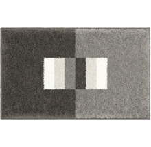 Koberec s geometrickým vzorom v rôznych odtieňoch šedej