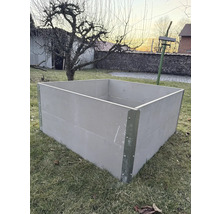 Plastový vyvýšený záhon v záhrade.