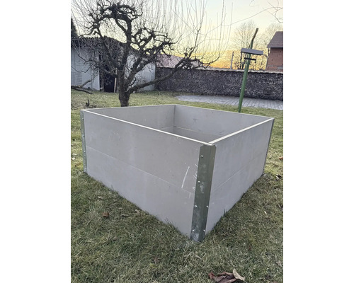 Plastový vyvýšený záhon v záhrade.