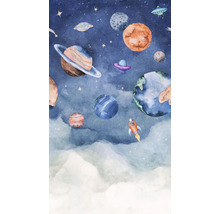 Ilustrácia planét, hviezd, vesmírnych lodí a rakety na pozadí s oblakmi