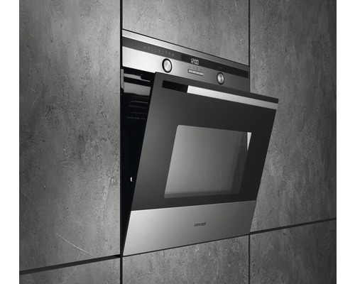 Rúra s otvorenými dverami v sivej kuchyni