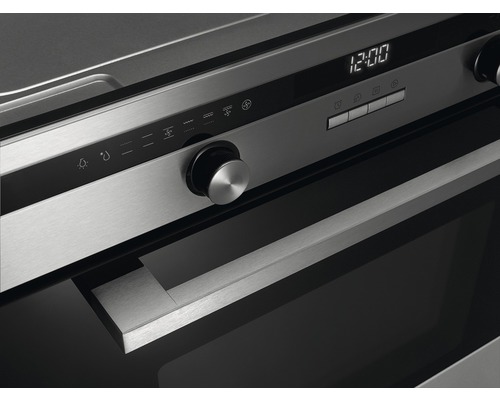 Detailný záber rúry s digitálnym displejom a otočným gombíkom