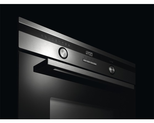 Detailný pohľad na rúru s digitálnym displejom a ovládacími gombíkmi