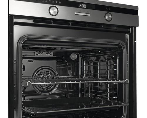 Vnútorný pohľad na rúru s roštom a plechom na pečenie