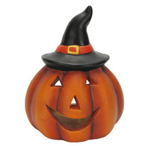Tekvica s čarodejníckym klobúkom ako halloweenska dekorácia