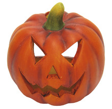 Halloweensky svietnik v tvare tekvice s vyrezávanou tvárou