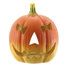 Halloweenska tekvicová dekorácia s desivými výrazmi tváre.