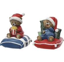 Dve figúrky medvedíkov s vianočnými čiapkami a pyžamami na vankúšoch